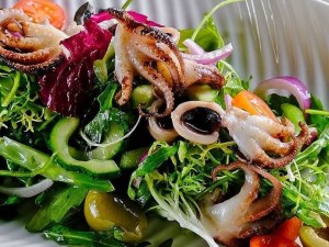 Чем заправить салат с морепродуктами?