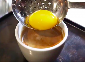 Как называется чай с сырым яйцом?