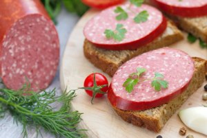 С чем интересным на бутербродах может сочетаться варено-копчёная колбаса?