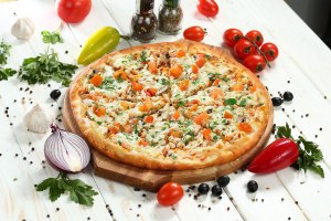 Какую зелень вы бы выбрали для пиццы с томатами, сыром и зеленью?
