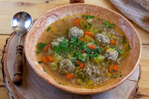 Как приготовить суп с фрикадельками, гречкой и грибами?