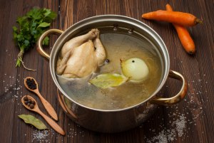 Можно ли варить бульон для супа на куриных головах, это не вредно?