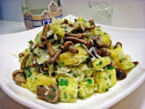 Какой салат подать к жареной картошке с грибами?