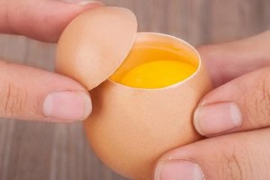 Как разбить яйца на сковороду, не порезав желток об скорлупу?