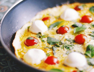 Как приготовить яичницу с луком и сыром моцарелла, что еще надо добавлять?