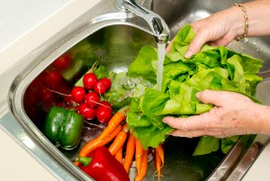 Нужно ли мыть овощи перед очисткой или после сполоснуть?