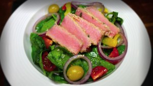 Какой салат можно приготовить из обжаренного тунца?