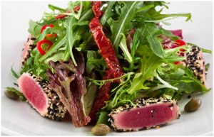Что добавить в салат из обжаренного желтоперого тунца?