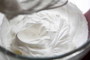 Как приготовить крем безе, что добавить для цвета?