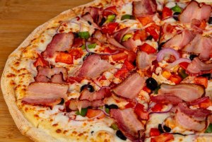 Надо ли обжаривать бекон для пиццы или нет, почему?