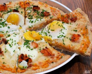Как готовить пиццу только из яиц с сыром есть рецепты?