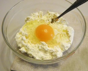 Стоит ли в сырную «шапочку» добавлять яйцо?