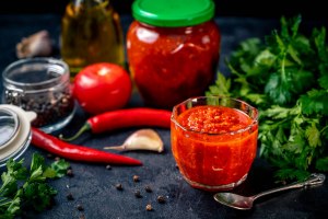 Какие необычные ингредиенты могут быть использованы в соусе из томатов?