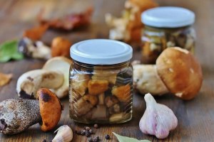 Можно добавлять грибы в банку с солеными грибами? почему?