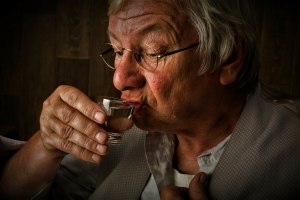Какие самые вредные напитки для пожилых людей?