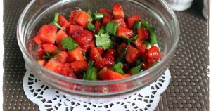 Как готовить ягодную сальсу?