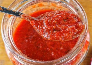 Какой соус подать к макаронам на основе плавленного сыра и грунт. томатов?
