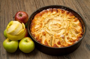 С какими яблоками лучше печь пирог: со сладкими или с кислыми, почему?