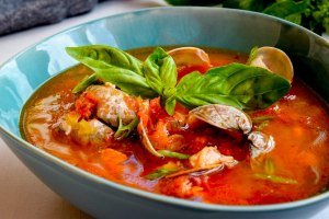 Многокомпонентный рыбный суп на средиземноморском побережье Франции, какой?