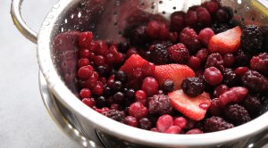 Нужно ли предварительно размораживать ягоды для компота?