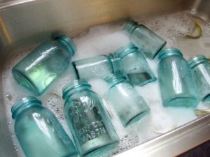 Можно ли мыть банки для консервирования хозяйственным мылом?