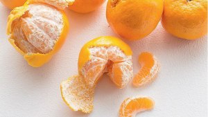 Почему мандарин внутри сухой, не сочный и белый?