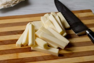 Как понять, что нарезка с сыром испортилась?
