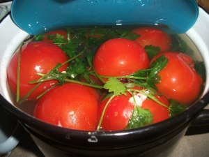 Как засолить красные помидоры?
