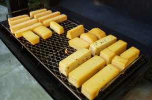 Как правильно коптить сыр?
