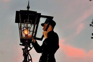Когда был установлен первый газовый уличный фонарь?