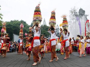 Из чего делают новогодние гирлянды жители острова Бали?