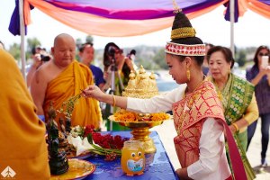 Какая новогодняя традиция существует у лаосского народа?