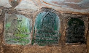 Сколько надгробных плит сохранилось в пещерах Псково-Печерского монастыря?