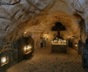 Что написано у входа в пещеры Псково-Печерского монастыря?