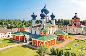 Какой монастырь расположен в городе Тихвине?