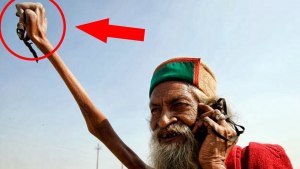 Кто в Индии ходит с поднятой рукой?