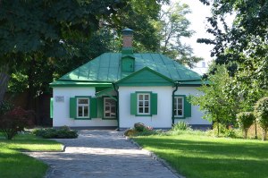 Почему дом-музей Чехова в Таганроге оч. похож на саманную украинскую хату?