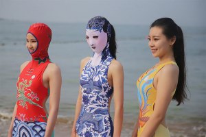 Почему японки носят купальники больше похожие на спорткостюмы?
