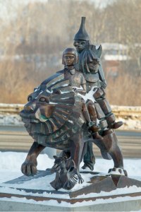 В каком городе находится памятник, посвященный героям сказки А. М. Волкова?