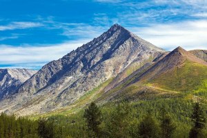 Как называется гора Уральского хребта, находящаяся в Республике Коми?