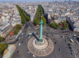 Что находится на площади Бастилии в Париже?