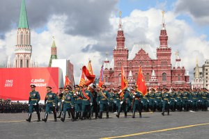 Когда в России начали проводить парады на 9 мая?