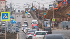 Какой общественный транспорт не ходил по Коммунальному мосту (Пермь)?
