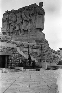 В каком городе сооружен самый большой памятник Сталину?