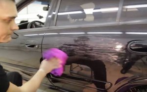 Может ли бесконтактная мойка царапать покрытие машины?