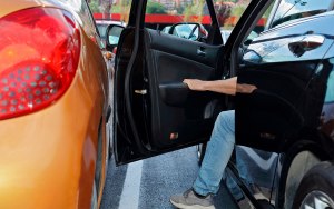 Что делать если на парковке твою машину ударили дверью?