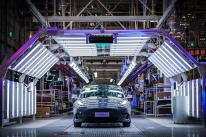 В каком году начато коммерческое производство электромобилей Tesla?
