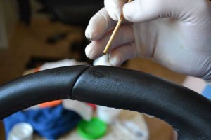 Как восстановить затертый кожаный руль?