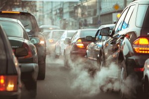 На автомобиле какого цвета меньше видны загрязнения?