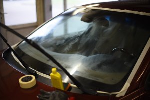 Как убрать разводы на лобовом стекле автомобиля?